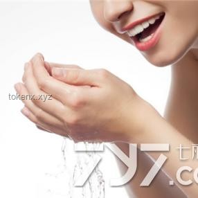颜值小姐姐的穿搭秘籍：肉肉腿与马油袜的完美邂逅